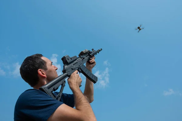 Biały Człowiek Strzela Latającym Dronem Strzelby — Zdjęcie stockowe