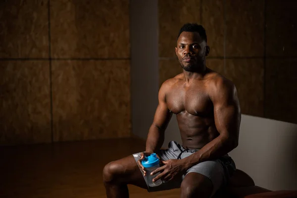 Afroamericano Sin Camisa Bebiendo Una Coctelera Gimnasio — Foto de Stock