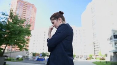 Video 360 derece. Kafkasyalı bir iş kadınının aklına bir fikir geldi.