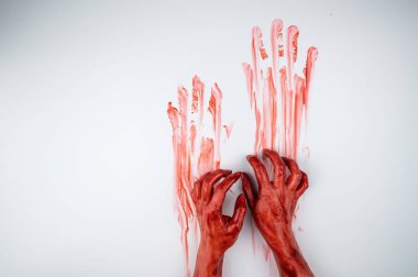 Beyaz bir arka planda kanlı kadın elleri