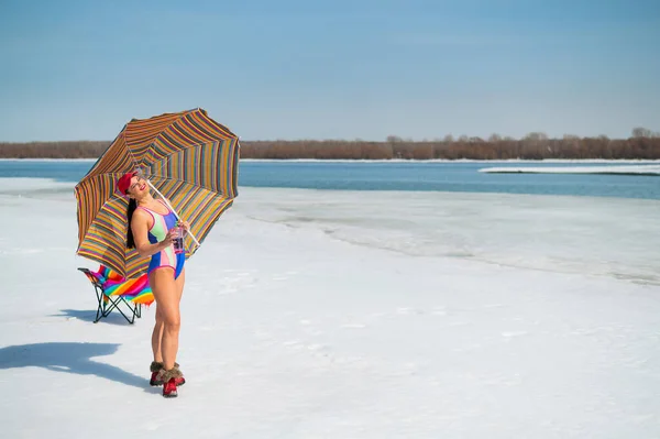 Caucasian Woman Swimsuit Sunbathes Snow Winter — Fotografia de Stock