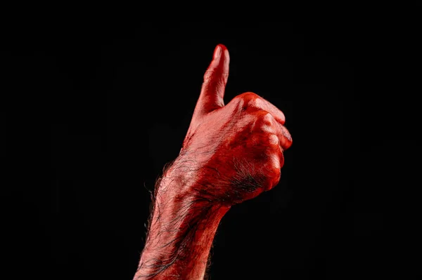 黒い背景に血で染色された男性の手は親指を持ち上げ — ストック写真