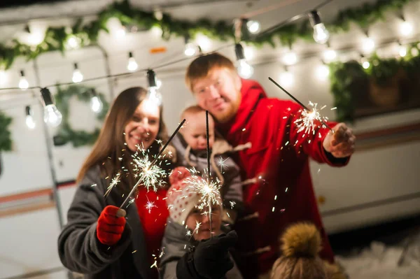 Lycklig Familj Firar Jul Naturen Och Håller Tomtebloss Föräldrar Med — Stockfoto