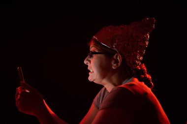 Alüminyum folyo şapka takan paranoyak beyaz kadın. Komplo teorisi