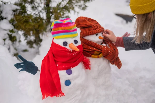 Femme Blanche Sculpte Bonhomme Neige Neige Carotte Est Place Nez — Photo