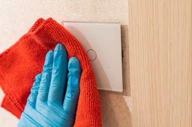 Eldivenli beyaz kadın mendil ile dokunuyor.