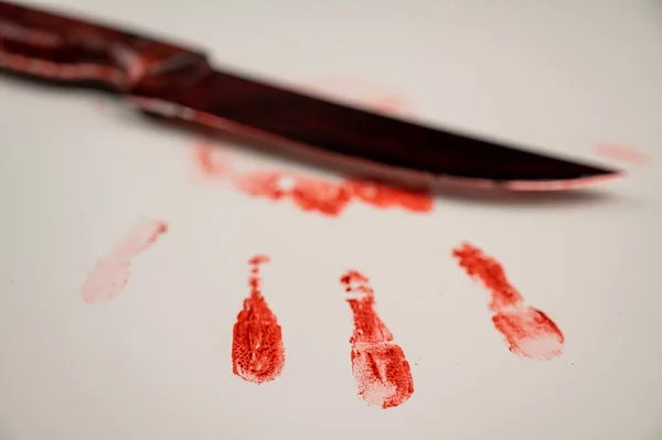 Blutige Messer Und Blutüberströmte Handabdrücke Auf Einem Weißen Tisch — Stockfoto