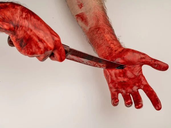 Mann Mit Blutigen Händen Schneidet Sich Mit Messer Selbst — Stockfoto