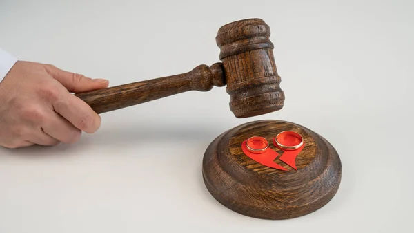Judge Hits Gavel Broken Heart Wedding Rings — Stock Photo, Image