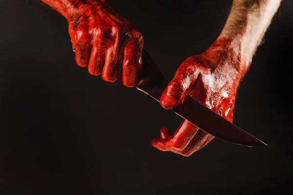 Ein Mann Wischt Mit Der Hand Ein Blutiges Messer Auf — Stockfoto