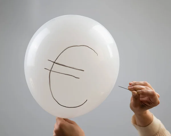 Een Vrouw Barst Met Een Naald Een Ballon Met Inscriptie — Stockfoto