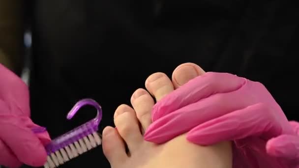 Pedicura Master Limpia Los Dedos Los Pies Los Clientes Polvo — Vídeo de stock