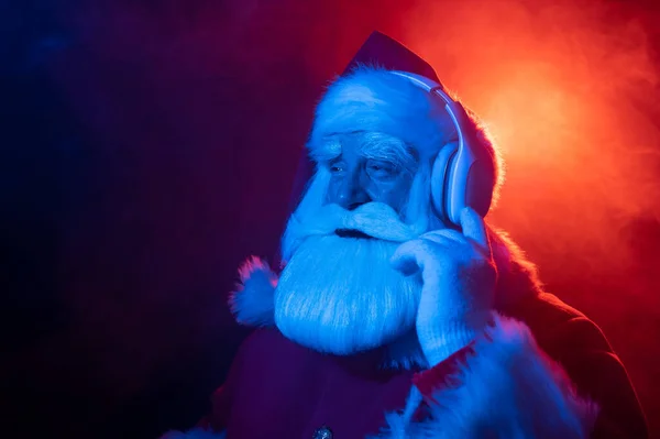 Babbo Natale Ascolta Musica Con Cuffie Una Festa Luce Neon — Foto Stock