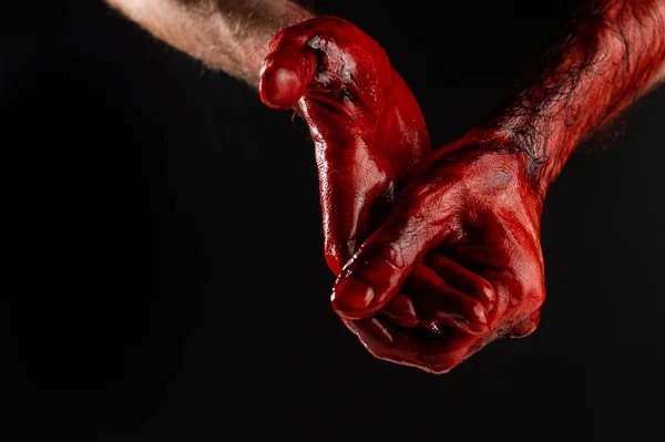 男性の手のひらは黒の背景に血で染色されています — ストック写真
