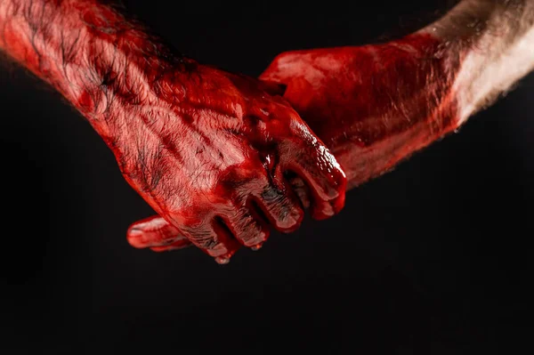 Man Wrijven Bloederige Handen Zwarte Achtergrond — Stockfoto