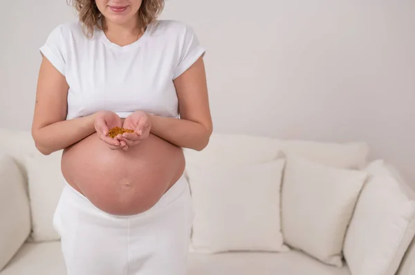 Een Zwangere Vrouw Met Een Kale Buik Heeft Een Handvol — Stockfoto