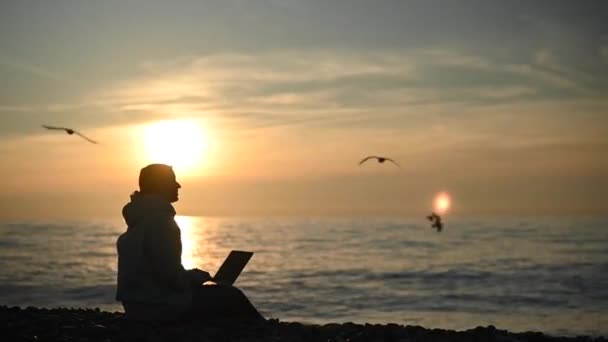 Donna Caucasica Che Digita Portatile Riva Mare Tramonto Lavoro Autonomo — Video Stock