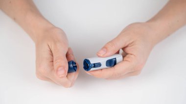 Kafkasyalı bir kadın mızrak kalemine iğne sokuyor.