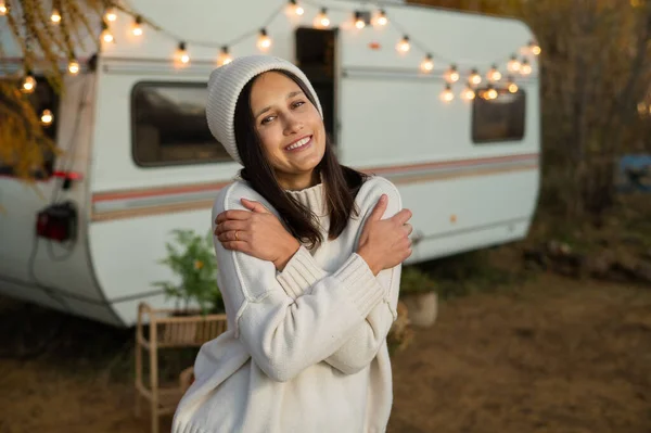 Una Donna Caucasica Pensierosa Con Maglione Bianco Maglia Cappello Sta — Foto Stock