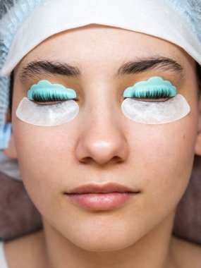 Güzellik salonunda kirpik temizleme prosedürüyle ilgili bir kadının profili