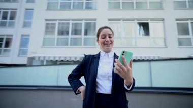 Video 360 derece. Beyaz iş kadını dışarıdaki video bağlantısından konuşuyor.