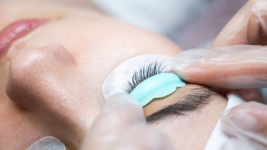 Sahip, müşteriye kirpikleri kaplamak için özel bir silindir takar