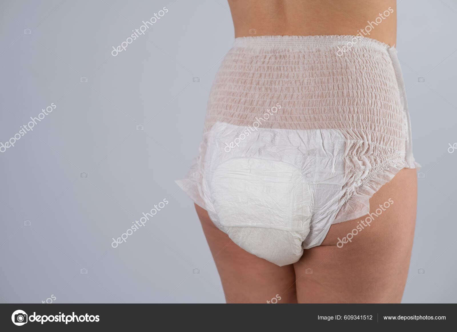 mujer vistiendo pañales para adultos contra el fondo blanco. 16293048 Foto  de stock en Vecteezy