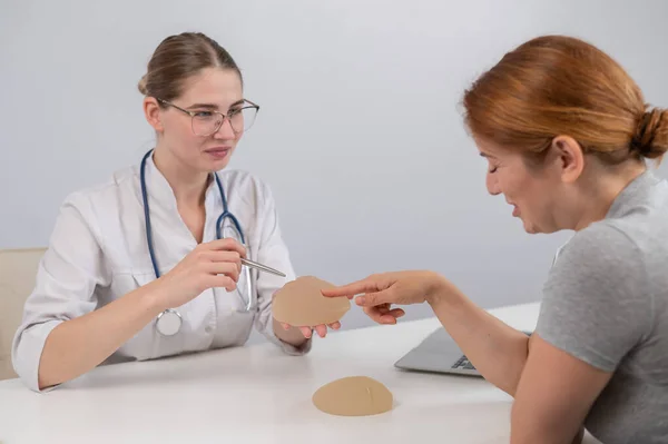 Kaukasierin Und Plastischer Chirurg Entscheiden Sich Für Brustimplantate — Stockfoto