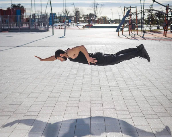 Mand Sort Sportstøj Hopper Laver Push Ups Parken - Stock-foto