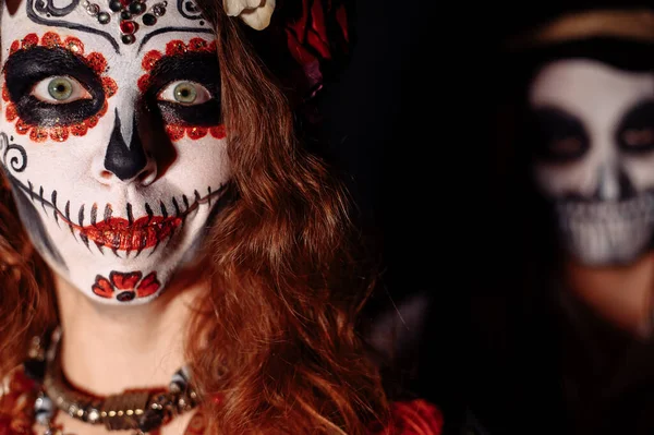 Mujer Traje Santa Muerte Hombre Esqueleto Bodypainting Para Halloween —  Fotos de Stock