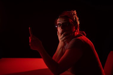 Alüminyum folyo şapka takan paranoyak beyaz kadın. Komplo teorisi