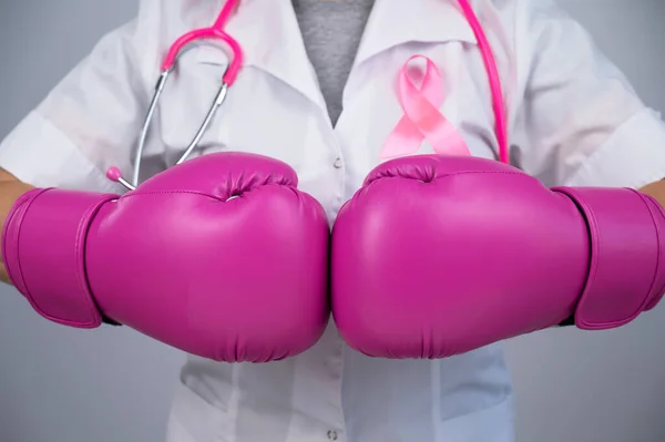 Médica Sem Rosto Luvas Boxe Rosa Com Uma Fita Rosa — Fotografia de Stock
