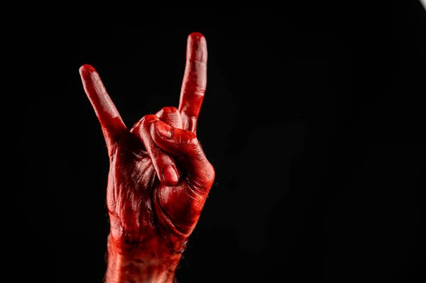 Мужчины Рука Покрыта Кровью Показывает Знак Козы Черном Фоне — стоковое фото