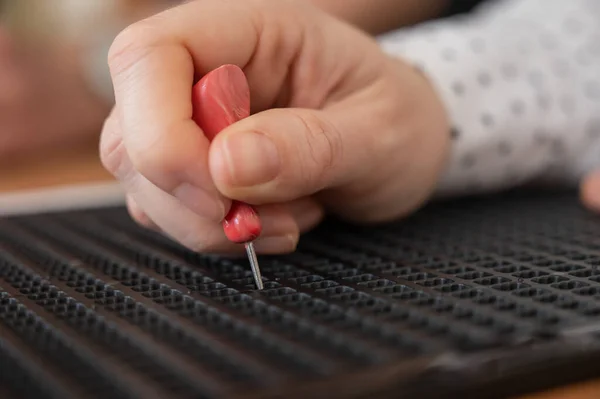 Una Mujer Usa Una Plantilla Especial Lápiz Para Escribir Una — Foto de Stock