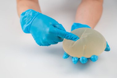 Estetik cerrah göğüs silikonu gösterir.