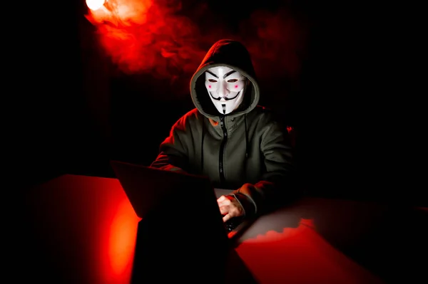 Juni 2022 Novosibirsk Rusia Anonymous Hood Typing Laptop Dark Red — Stok Foto