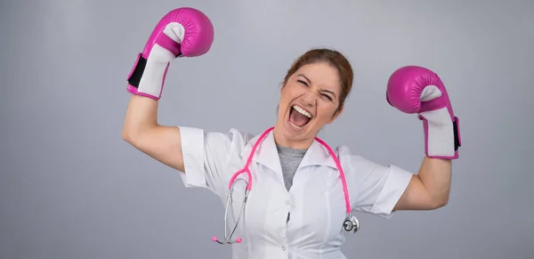 Kvinnlig Läkare Räckte Upp Händerna Rosa Boxningshandskar Som Ett Tecken — Stockfoto