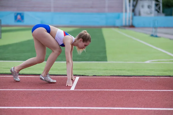 Femmina Corridore Nello Stadio Pronto Correre — Foto Stock