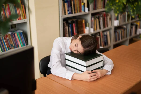 Ung Kvinna Sover Läroböcker Ett Bibliotek — Stockfoto