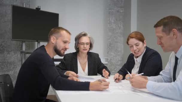 Czterech Kolegów Omawia Plany Sali Konferencyjnej Biurze Burza Mózgów Inżynierów — Wideo stockowe