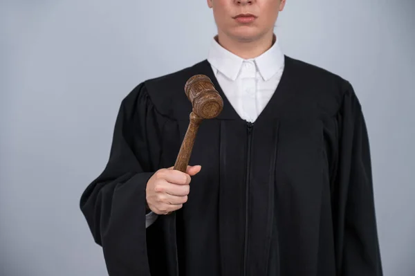 Gezichtsloze Vrouwelijke Rechter Een Badjas Met Een Hamer — Stockfoto