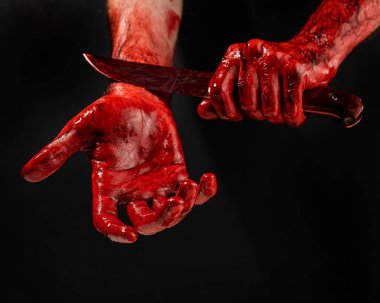 Damarlarını kesen yüzsüz bir adam. Siyah arkaplan