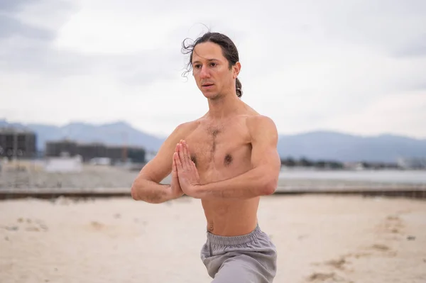 Hombre Caucásico Practica Artes Marciales Aire Libre Equilibrio Meditación — Foto de Stock