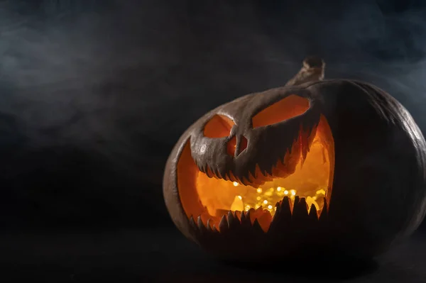 Una Calabaza Espeluznante Con Una Mueca Tallada Humo Jack Linterna — Foto de Stock