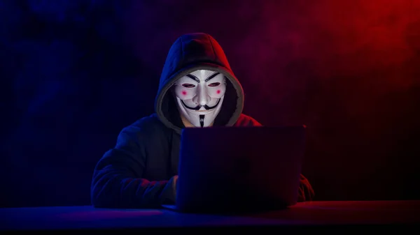 Haziran 2022 Novosibirsk Rusya Kapüşonlu Anonymous Kırmızı Mavi Dumanla Karanlıkta — Stok fotoğraf