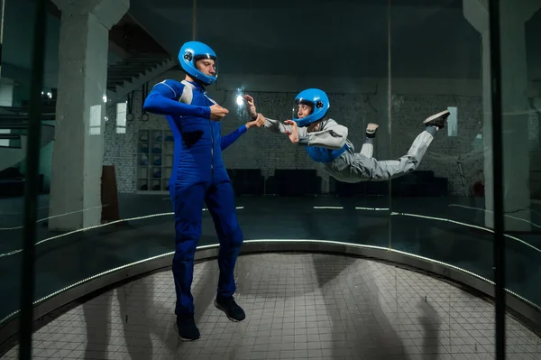 Uomo Insegna Una Donna Volare Una Galleria Del Vento Simulatore — Foto Stock