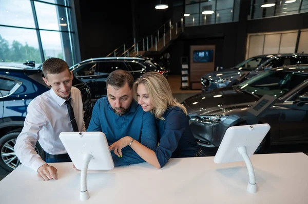 Kavkazský Manželský Pár Vybere Auto Prodejně Aut Digitálních Tabletách — Stock fotografie