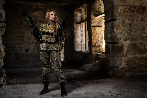 Blondynka Mundurze Wojskowym Trzymająca Broń Opuszczonym Budynku — Zdjęcie stockowe