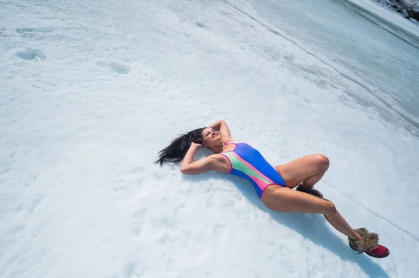 Caucasian Woman Swimsuit Sunbathes Snow Winter — Stock Fotó