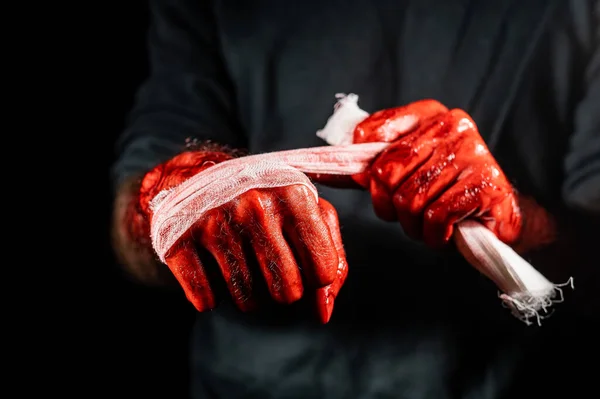 Uomo Coperto Bendaggi Sangue Mani — Foto Stock